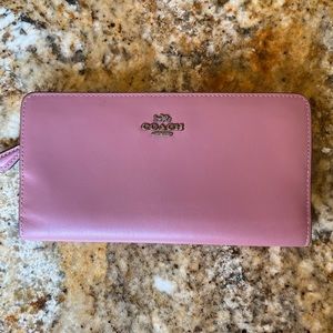 Coach Dusty rose pink bifold full-size wallet like new